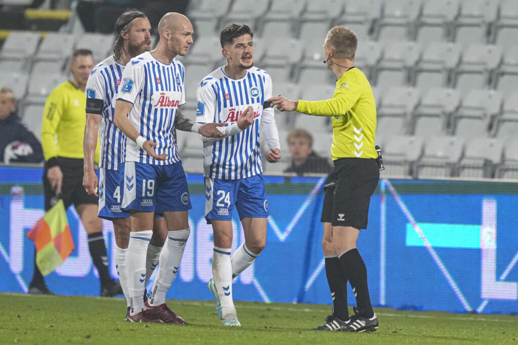 OBs cheftræner Andreas Alm og den udvist spiller Armin Gigovic forstår ikke det røde kort i kampen mod Lyngby i Superligaen. Andreas Alm håber på at det røde kort annulleres.