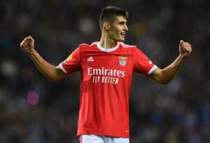 Premier League-klubberne Manchester United og Liverpool jagter angiveligt begge Benficas unge centerforsvarer Antonio Silva.