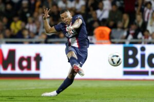 Mbappé afslutter og scorer i kampen mod AC Ajaccio.