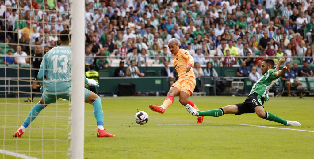 Antoine Griezmann var søndag arkitekten bag Atletico Madrids 1-2-sejr på udebane mod Betis.