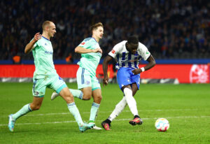 Hertha Berlin og Oliver Christensen spillede sig søndag fri af nedrykningsstregen i Bundesligaen, da de slog Schalke 04 2-1.