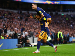 Almiron og Wilson jubler over scoringen mod Tottenham.