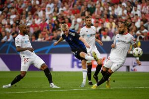 Hakon Haraldsson forsøger med en god afslutning for FCK mod Sevilla i Champions League.