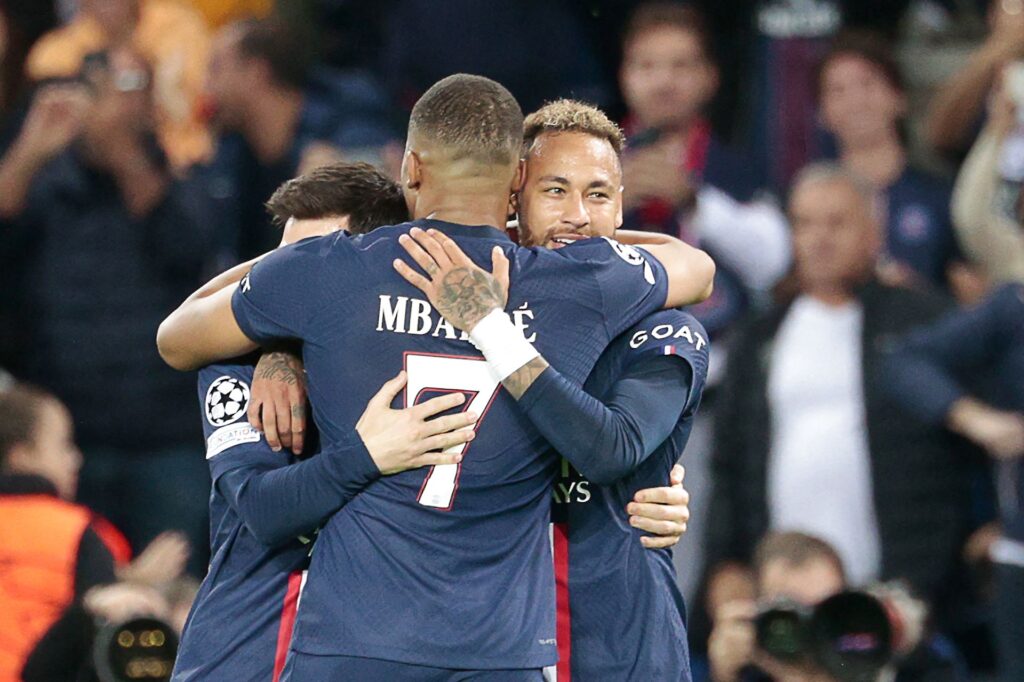 PSG's farlige trio bestående af Lionel Messi, Kylian Mbappé og Neymar, fejrer en scoring mod Maccabi Haifa.