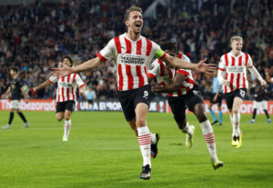 Luuk de Jong fejrer sin kasse mod favoritterne fra Arsenal.