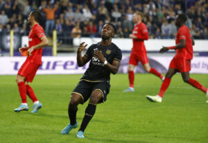 Anderlechts Francis Amuzu ærgrer sig over en brændt chance.