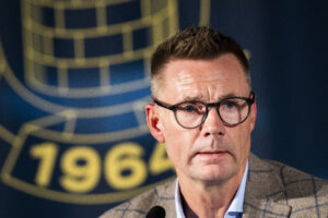 Bestyrelsesformand i Brøndby IF har hyret to livvagter i kølvandet på de hadbeskeder, han har modtaget fra vrede fans.