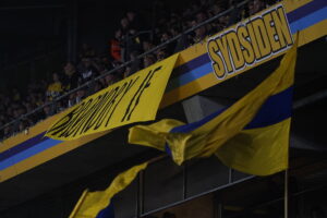 Brøndby IF-fangrupperingen Alpha viste med al mulig tydelighed, at de ikke var tilfredse med salget af Brøndby, og de kræver navnene på de nye ejere offentliggjort.