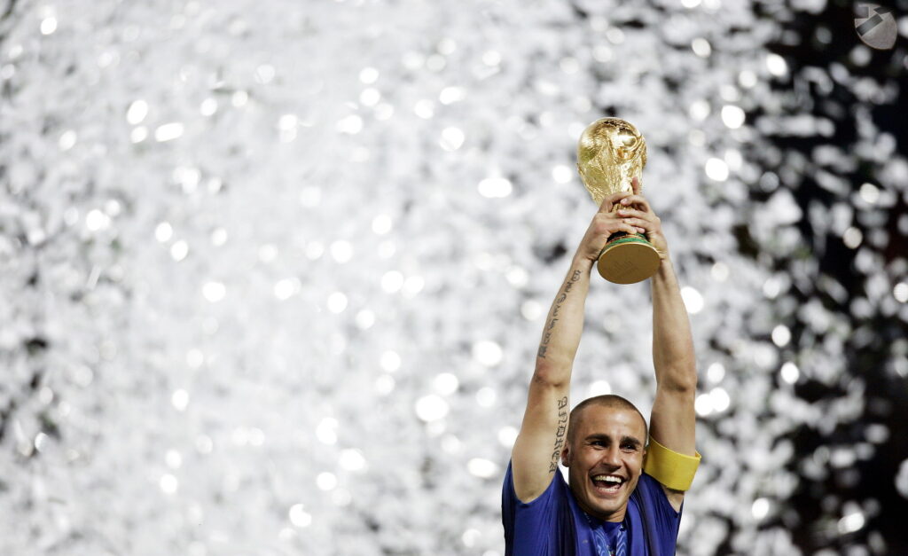 Cannavaro løfter VM-trofæet i 2006.