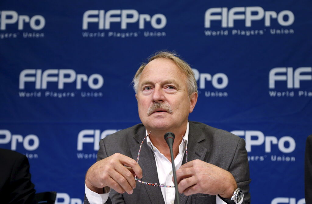 FIFPro kritiserer tidspunktet for afholdelsen af VM 2022 i Qatar i ny rapport.