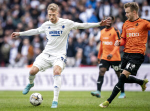 Nicolai Jørgensen forsøger at afdrible Frederik Lauenborg fra Randers.