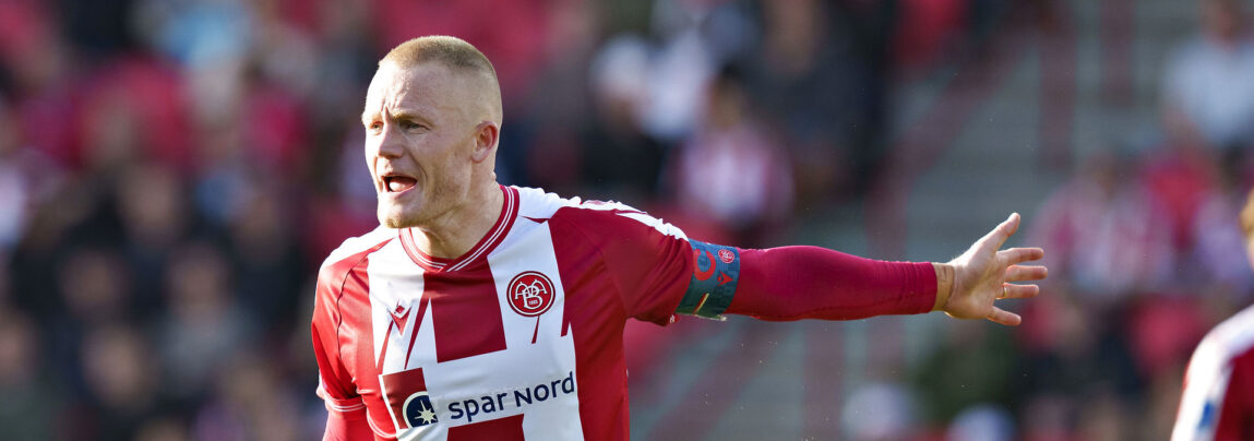 AaB's Rasmus Thelander får rødt kort i 3F Superliga-kampen mellem AaB og Brøndby IF på Aalborg Portland Park, søndag den 15. maj 2022..
