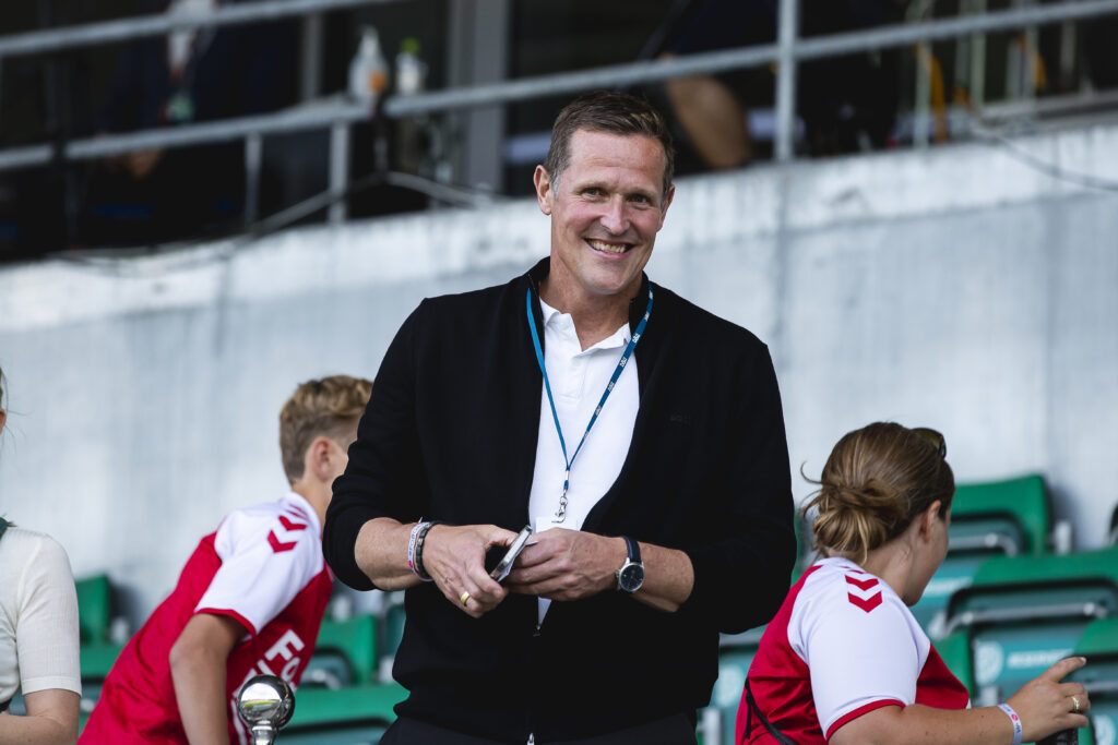 Fodbolddirektør i DBU, Peter Møller, er begejstret over den opbakning landsholdet får fra det danske land.