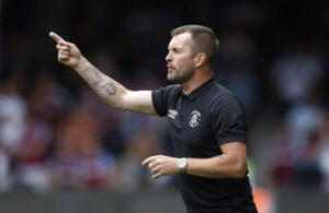 Lutons manager Nathan Jones bekræfter nu, at han er i dialog med Southampton
