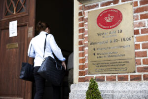 Anklagemyndigheden hos Østjyllands Politi har tiltalt tre mænd for røveri og ulovlig tvang ved efter en Superliga-kamp i Aarhus at have tvunget en 16-årig dreng til at udlevere sin fodboldtrøje.