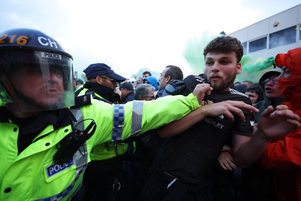 39 Manchester United-fans er blevet dømt efter uroligheder foran old Trafford i 2021.