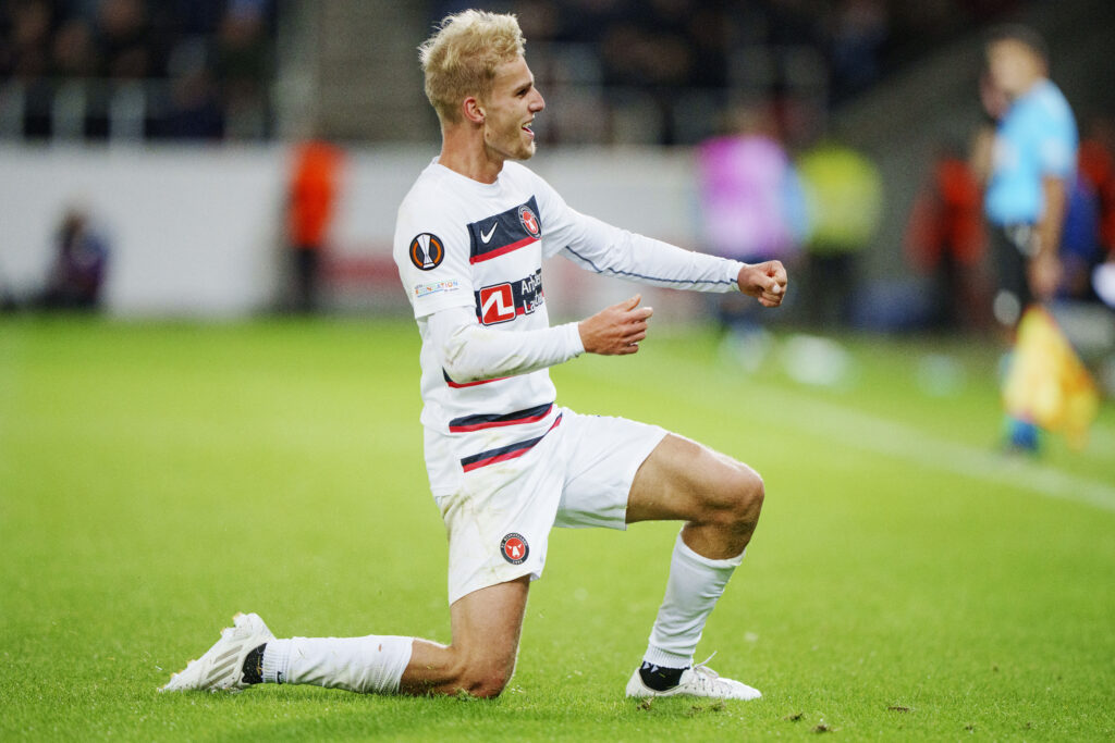 FC Midtjylland's stjerne offensiv Gustav Isaksen tildeler Ulvenes fans en del af æren for at de nu er videre i Europa League.