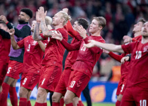 Rasmus Højlund holder sig klar, hvis Hjulmand skulle ringe. VM 2022 i Qatar.