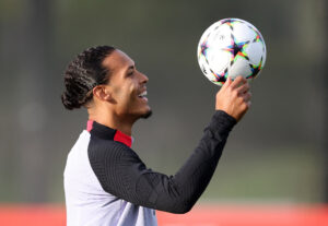 Virgil van Dijk mener, at Liverpools nuværende trup er så stærkt, at Liverpool-legenden Jamie Carragher ikke ville komme på holdkortet.