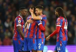 Arsenal vil have fingrene i Crystal Palace-profilen, Wilfried Zaha, som kan hentes gratis til sommer.