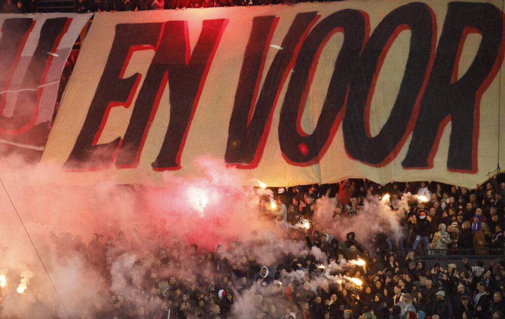 Feyenoord-fansene kastede eftersigende poser fyldt med tis efter Lazio-spillerne i det indbyrdes opgør i Europa League.