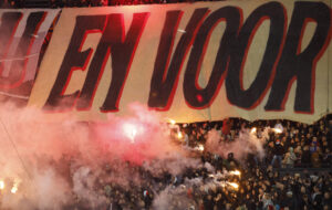 Feyenoord-fansene kastede eftersigende poser fyldt med tis efter Lazio-spillerne i det indbyrdes opgør i Europa League.