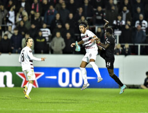 Evander i duel med Sturm Graz-spiller.