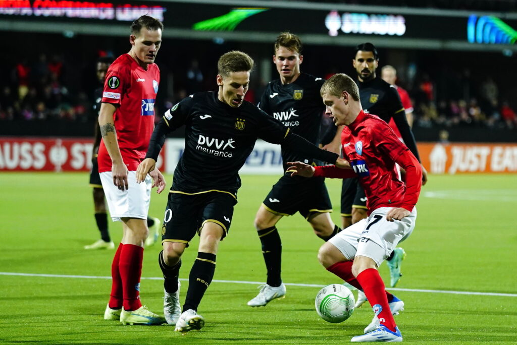 Sebastian Jørgensen forsøger at afdrible Anderlecht-spillere.