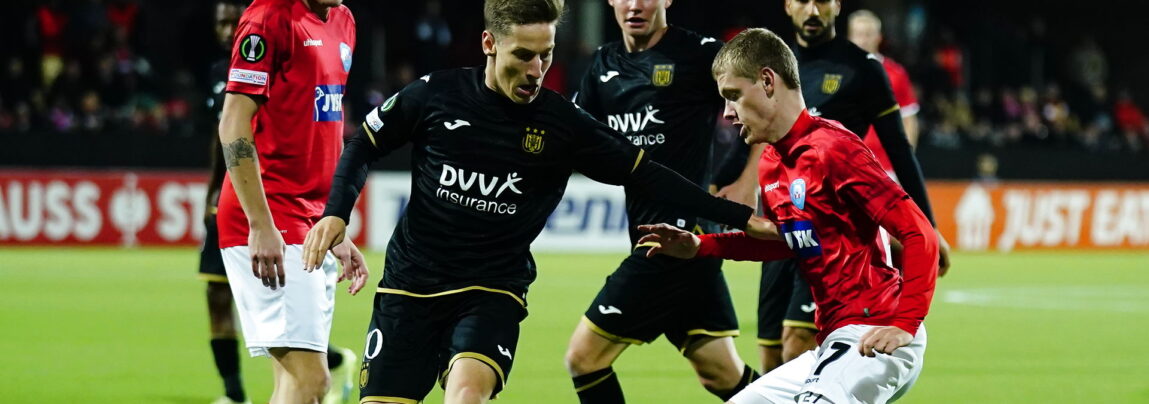 Sebastian Jørgensen forsøger at afdrible Anderlecht-spillere.