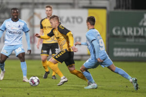 AC Horsens-angriberen Aron Sigurdarson viste sikkerhed fra straffesparkspletten af to omgange, da han og holdkammeraterne vandt 5-1 over Randers.