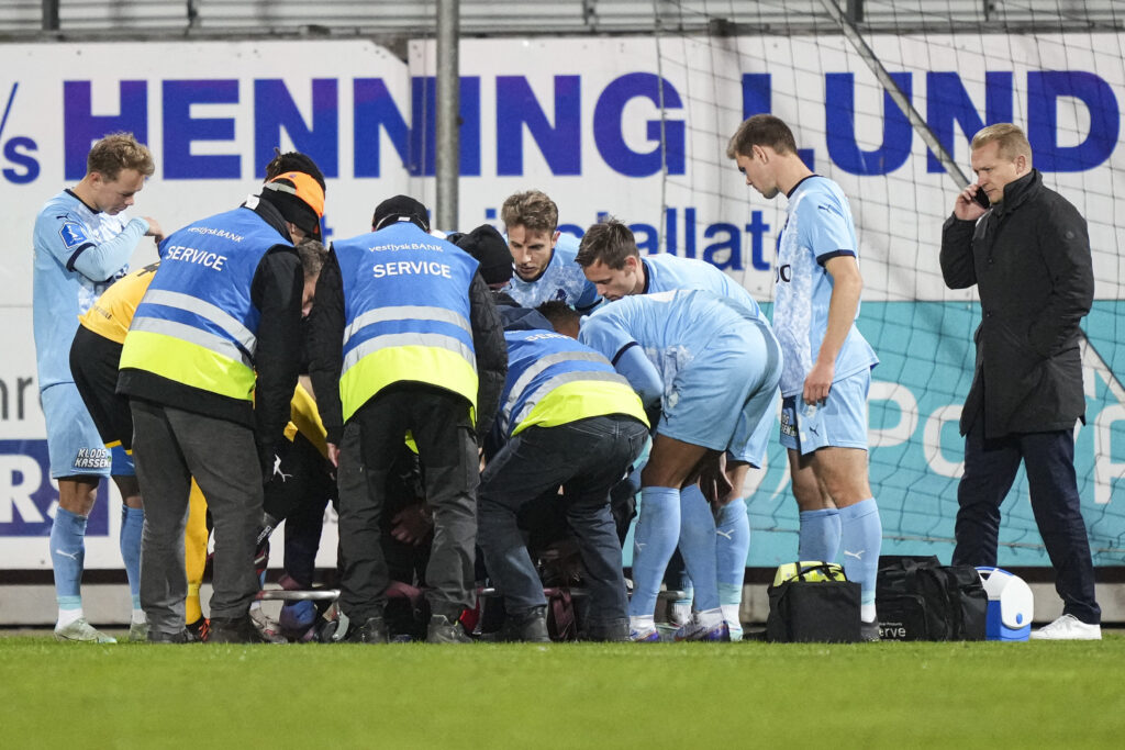 Patrik Carlgren skal opereres efter han brækkede kæmpen i Supeliga-opgøret mellem AC Horsens og Randers.