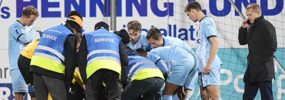 Patrik Carlgren skal opereres efter han brækkede kæmpen i Supeliga-opgøret mellem AC Horsens og Randers.