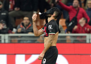 Olivier Giroud fik rødt kort efter at have fejret et mål ved at smide trøjen.