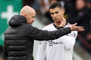 Cristiano Ronaldo føler sig forrådt af Manchester United og sviner manager Erik ten Hag.