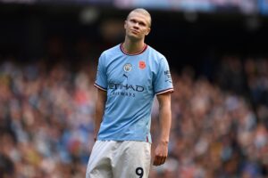 Manchester City har fået et lånetilbud fra naboklubben Ashton United på norske Erling Haaland, der ikke er til VM.
