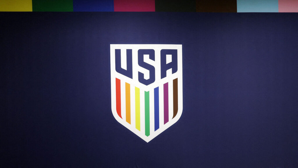 Det amerikanske landshold har ændret sit logo frem mod VM i Qatar, så logoet nu bærer alle regnbuens farver.