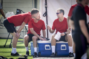 Landstræner Kasper Hjulmand og assistenttræner Morten Wieghorst i forbindelse med at VM fodboldlandsholdet træner i Doha i Qatar, torsdag den 17. november 2022