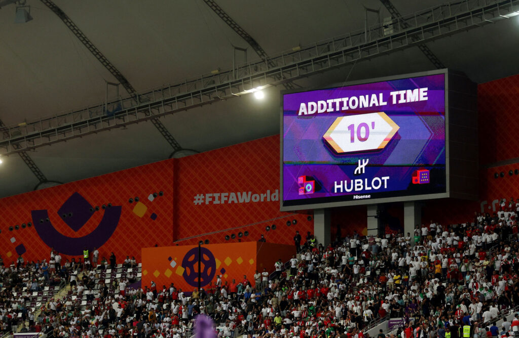 Ved VM i Qatar 2022 har der været mere tillægstid eller overtid, end vi er vant til. Hvorfor bliver der lagt så meget tid til?