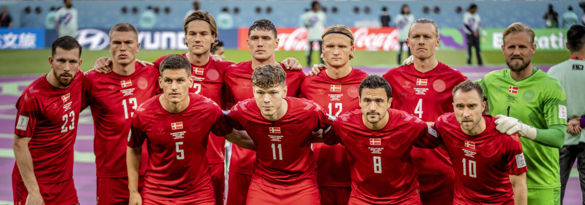 Kasper Hjulmand skal vælge de 11 spillere, der onsdag skal sørge for at spille Danmark videre ved VM med en sejr over Australien.