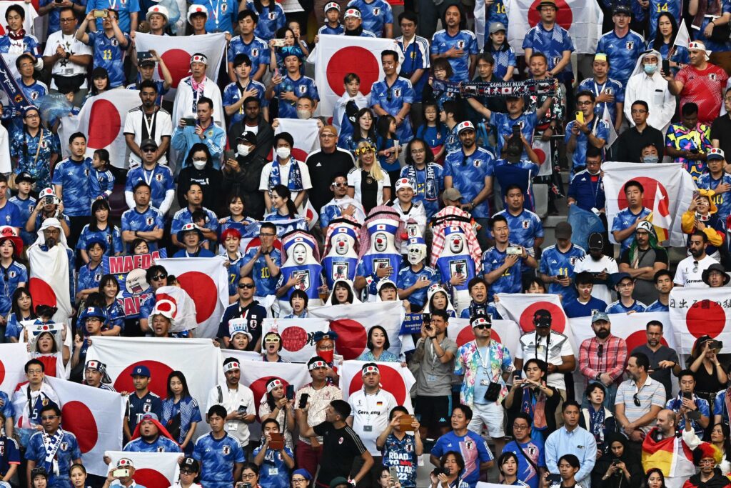 Japans fans hjalp med at rydde op efter kampen mellem Japan og Tyskland ved VM 2022 i Qatar.