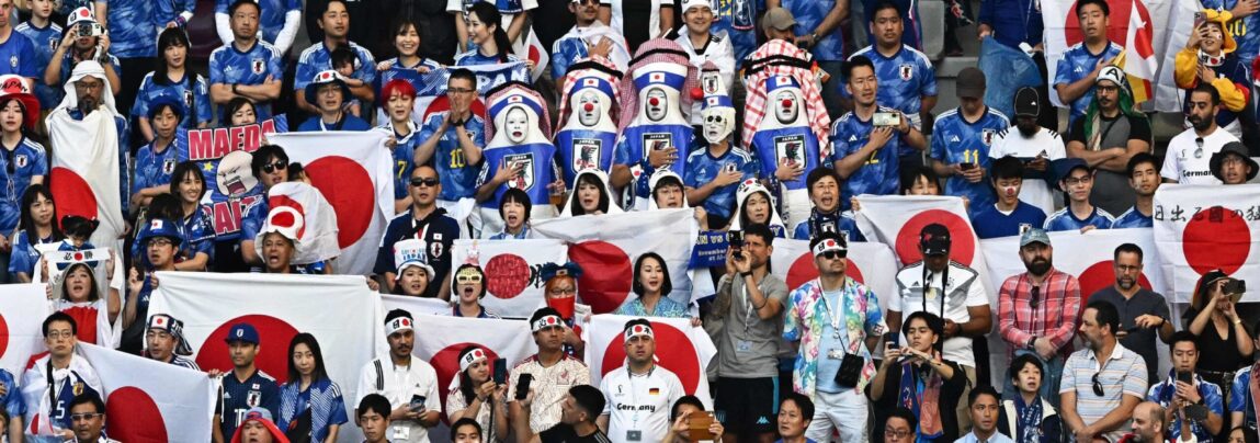 Japans fans hjalp med at rydde op efter kampen mellem Japan og Tyskland ved VM 2022 i Qatar.