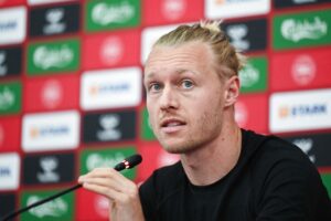 Simon Kjær er godt og grundigt træt af, at han var henvist til bænken mod Frankrig på grund af en mindre skade