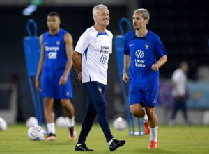 Den franske landstræner, Didier Deschamps, overvejer at skifte Benjamin Pavard for Jules Koundé til kampen mod Danmark.