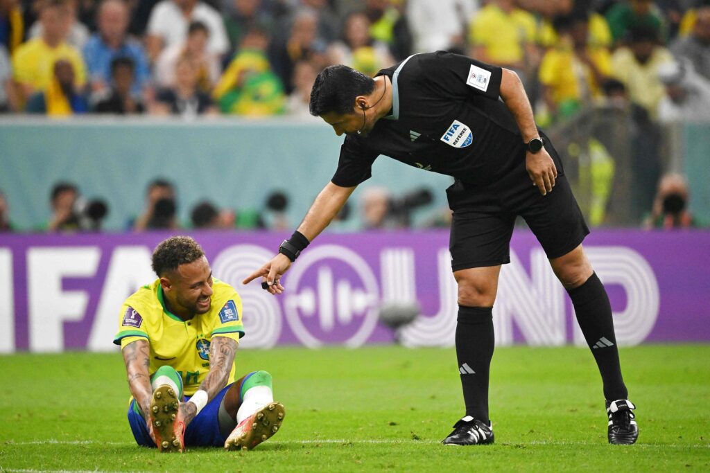 Neymars ankel er hævet, og han er muligvis skadet, efter han blev tacklet hårdt på anklen mod Serbien