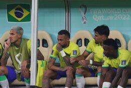 Neymar sidder på bænken efter sin udskiftning