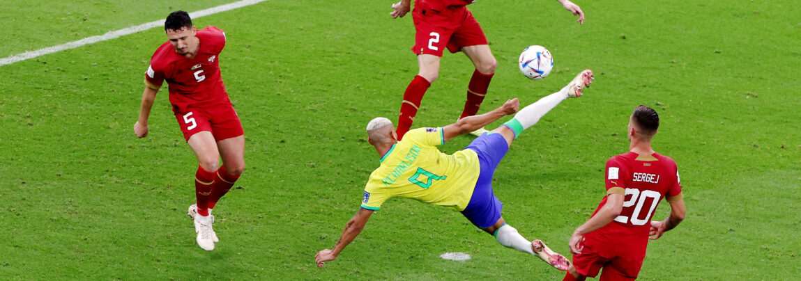 Brasilianske Richarlison scorede mod Serbien VM-slutrundes bedste mål indtil videre, da han saksede bolden i mål.