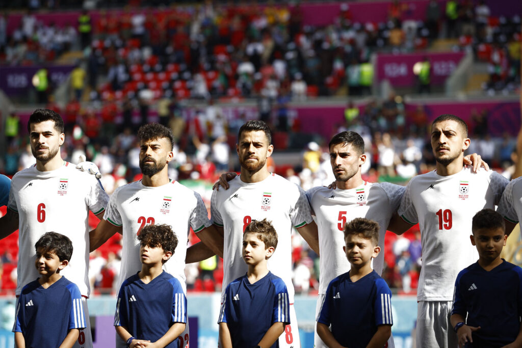 Efter den tavse protest er flere af landsholdsspillernes familiemedlemmer i Iran ifølge CNN blevet opsøgt og truet med tortur.