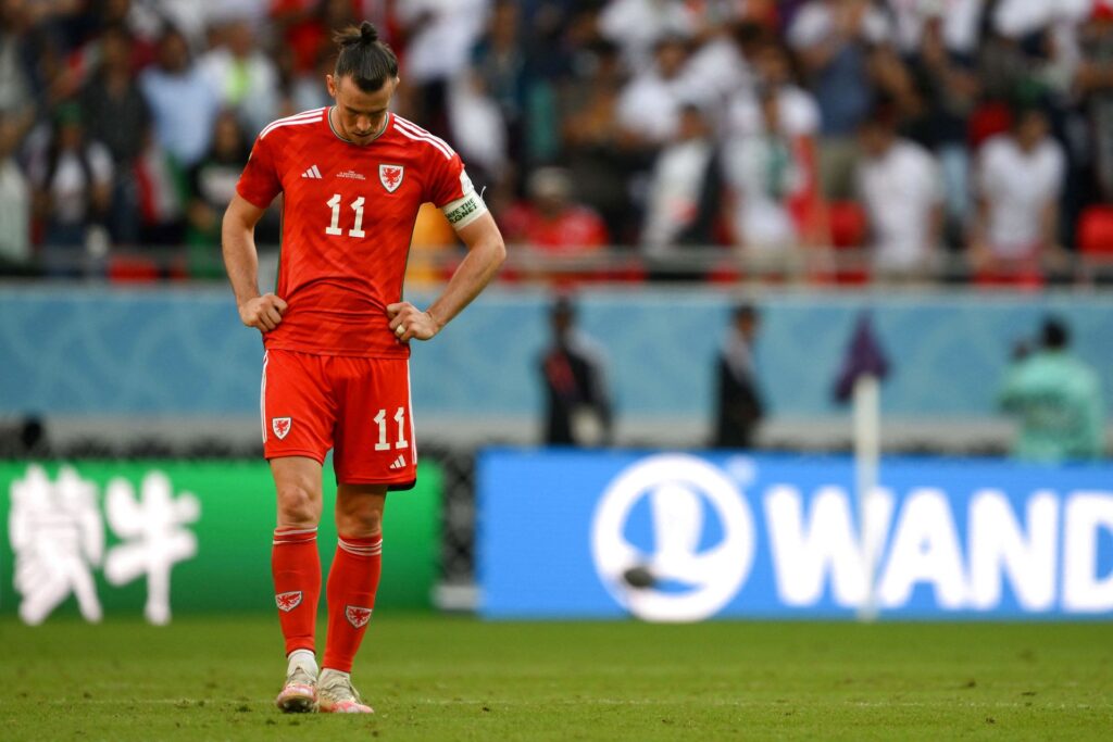 Gareth Bale og Wales får mere end svært ved at spille sig videre fra VM's gruppe b, efter de fredag tabte 2-0 til Iran.