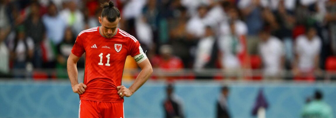 Gareth Bale og Wales får mere end svært ved at spille sig videre fra VM's gruppe b, efter de fredag tabte 2-0 til Iran.