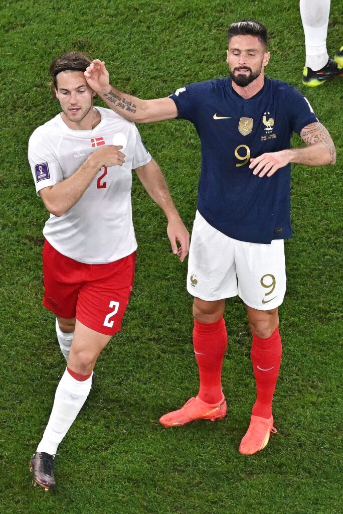 Franske Olivier Giroud slog ud efter danske Joachim Andersen, da Frankrig og Danmark mødtes under VM-slutrunden i Qatar i november 2022.
